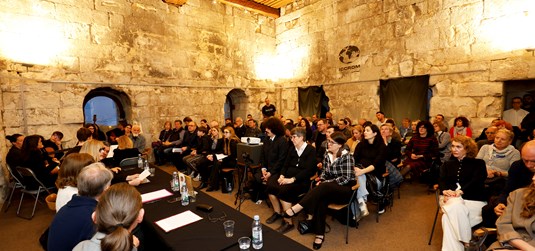 U Splitu održana komemoracija za Katju Marasović: kolege, prijatelji i studenti oprostili se od voljene profesorice i arhitektice