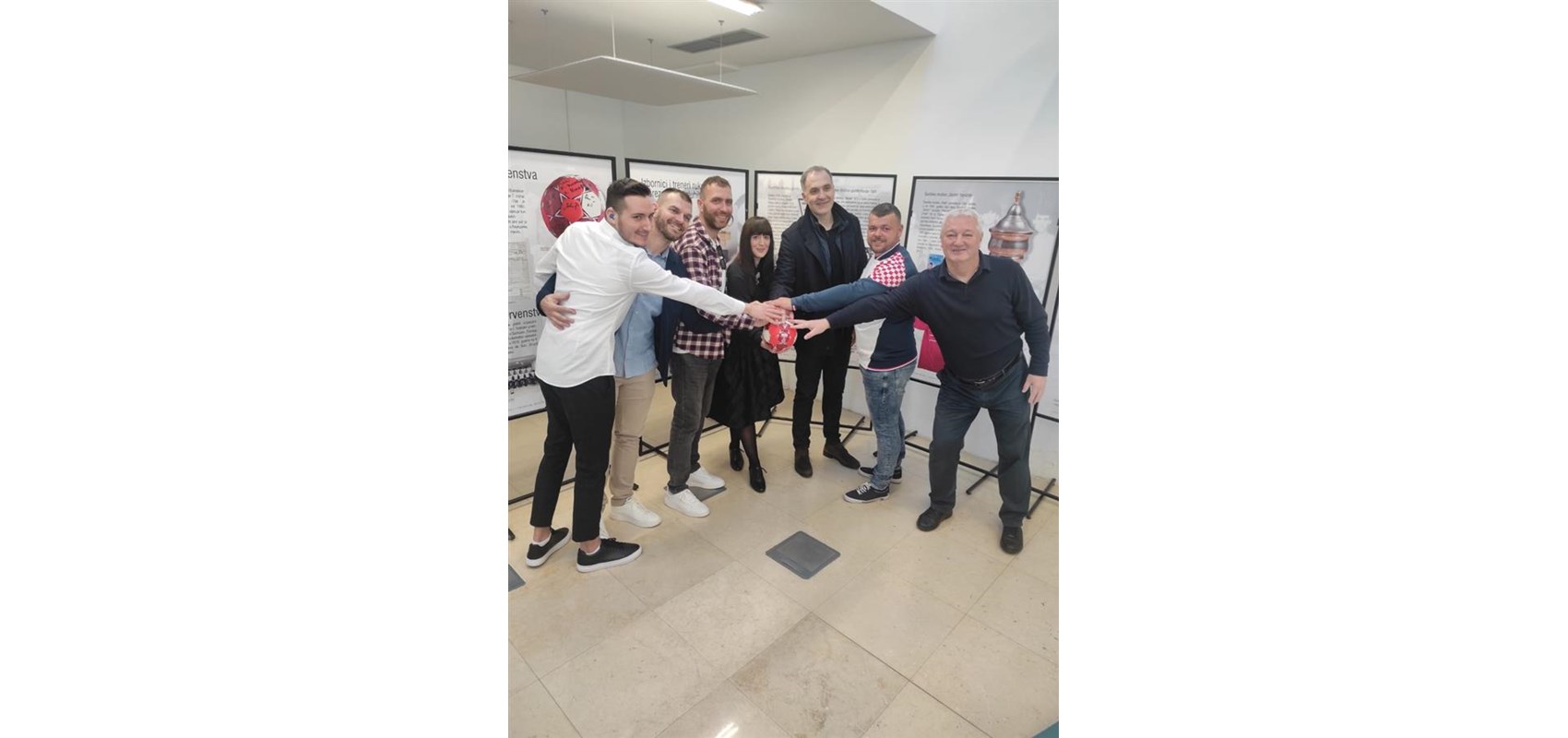 Well-known faces attended the opening of two exhibitions in University Library’s atrium