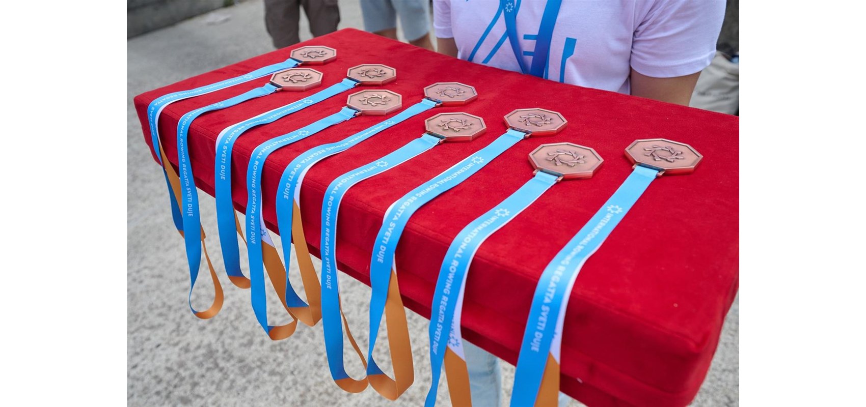Unatoč nevremenu Regata Sveti Duje bila je nezaustavljiva: održane revijalne utrke i utrka veslačkih legendi u Spinutu