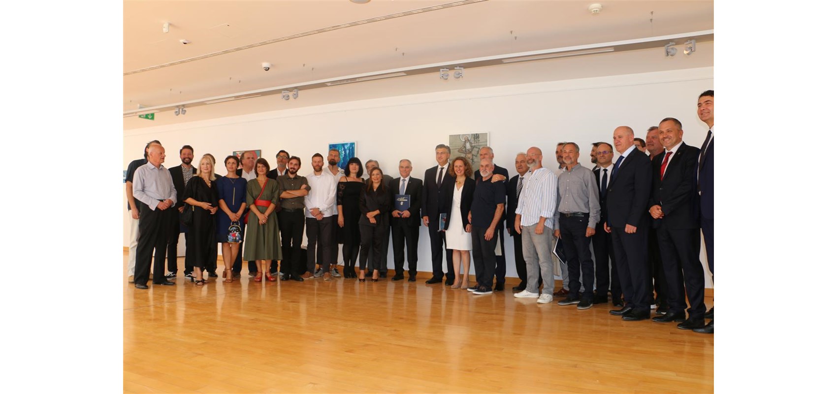 Predsjednik Vlade Republike Hrvatske Andrej Plenković u Sveučilišnoj galeriji svečano otvorio izložbu 