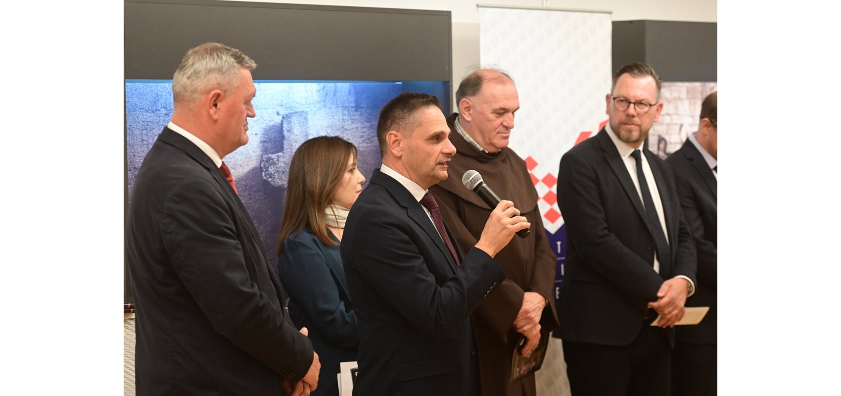 Mnoštvo uzvanika na otvaranju izložbe u Sveučilišnoj galeriji: 