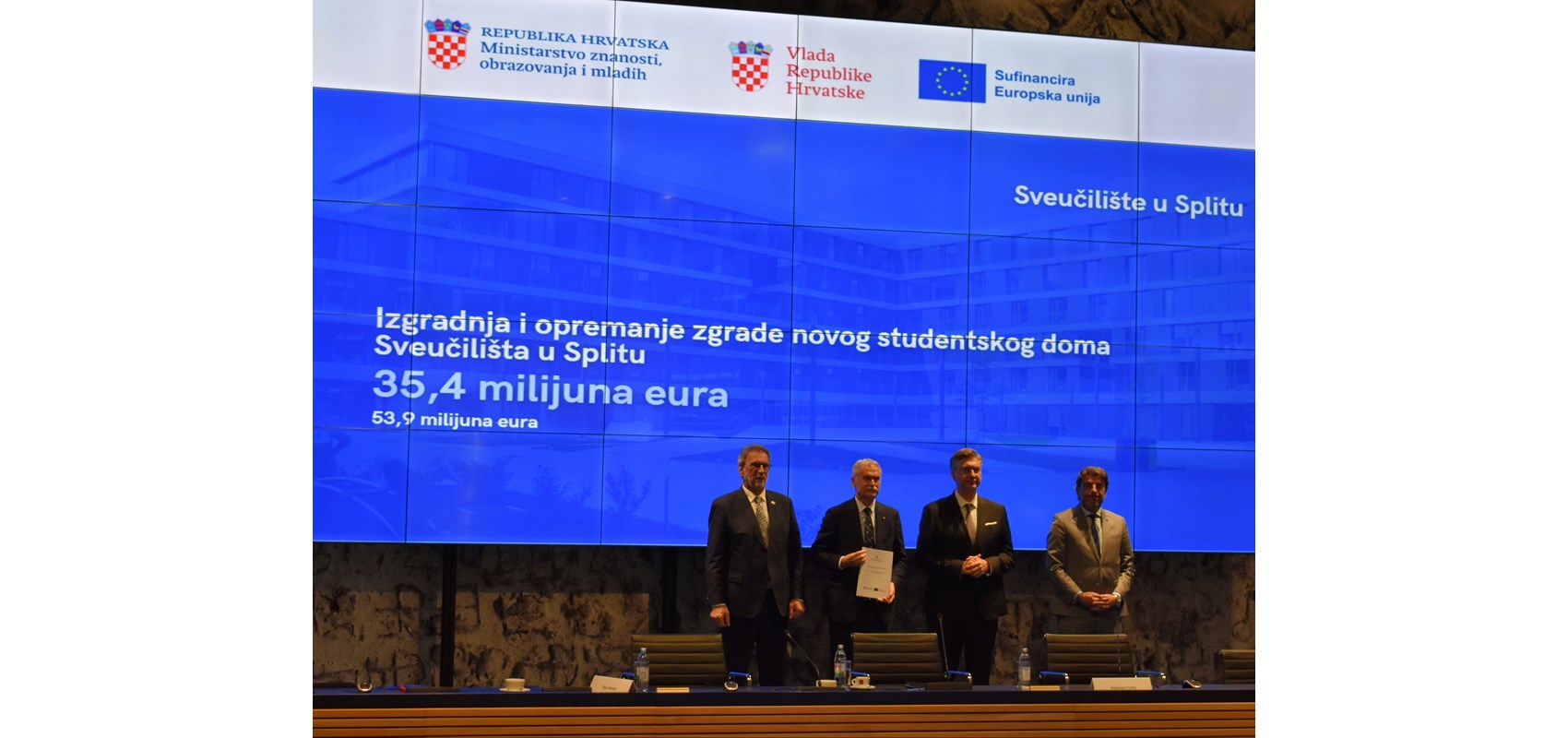 Rektoru prof.dr.sc. Draganu Ljutiću uručen ugovor za projekt Izgradnja i opremanje zgrade novog studentskog doma Sveučilišta u Splitu