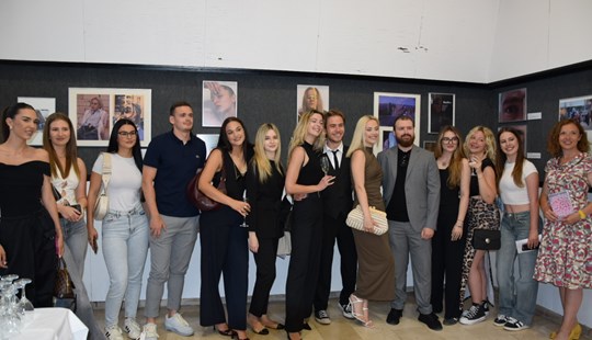 Otvorena izložba „Brisanje maski“ studenata 3. godine studija Komunikacija i mediji